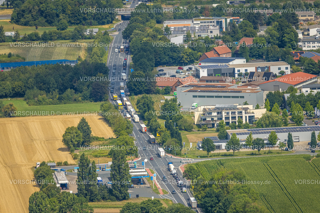 Hamm250701872Rhynern | Luftbild, Straßenkreuzung Werler Straße (B63) und Oberallener Weg mit Gewerbegebiet, ARAL Tankstelle,  LKW Stau Straßenverkehr, Stadtbezirk Rhynern, Hamm, Ruhrgebiet, Nordrhein-Westfalen, Deutschland