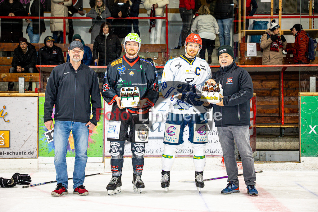 Peißenberg MINERS gegen ERV Schweinfurt | Eishockey Bayernliga 2025/26 Vorrunde 15. Spieltag, Peißenberg MINERS gegen ERV Schweinfurt, 20251130,Ehrung der Spieler des Spiels, Man of the Match,2025-11-30 in Peißenberg (flatbuy Arena Peißenberg), Weiland PARRISH (MINERS 13), Kevin HECKENBERGER (ERV Schweinfurt Mighty Dogs 10)Copyright: WolfgangxLindner www.foto-lindner.de