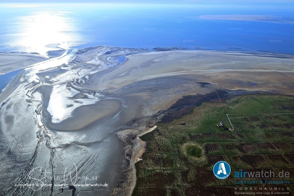 Luftbilder Tümlauer Koog, Westerhever Leuchtturm | Westerhever Leuchtturm: Kritik gibt es gelegentlich wegen der begrenzten Öffnungszeiten und des weiten Weges zum Leuchtturm, der je nach Wasserstand zu Fuß zurückgelegt werden muss.