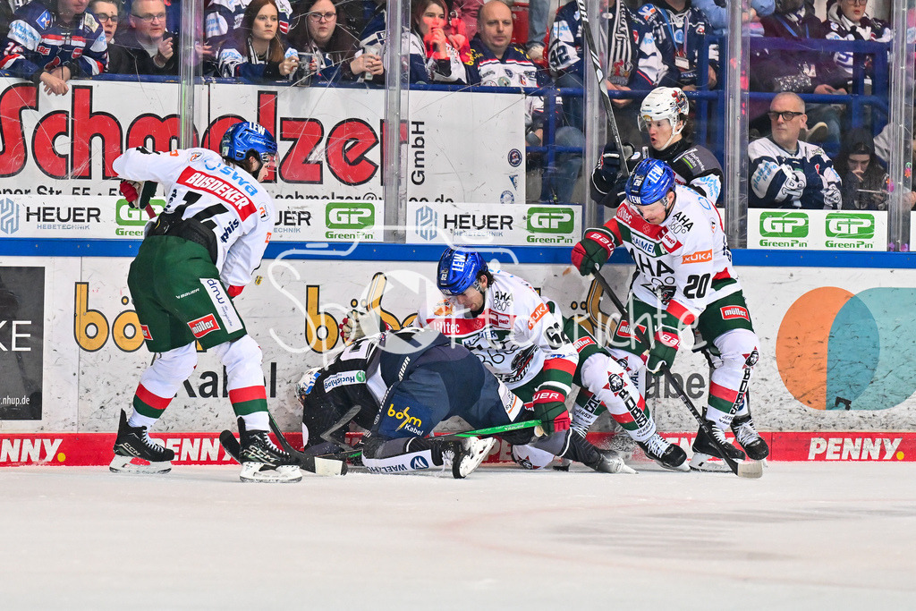 Iserlohn Roosters - Augsburger Panther | v. l. D. J. BUSDEKER (Augsburger Panther #14), John BRODA (Iserlohn Roosters 22) , Thomas SCHEMITSCH (Augsburger Panther #62) Cody KUNYK (Augsburger Panther #20) / Zweikampf an der Bande / DEL: Iserlohn Roosters - Augsburger Panther, Eissporthalle Iserlohn am 07.03.2025