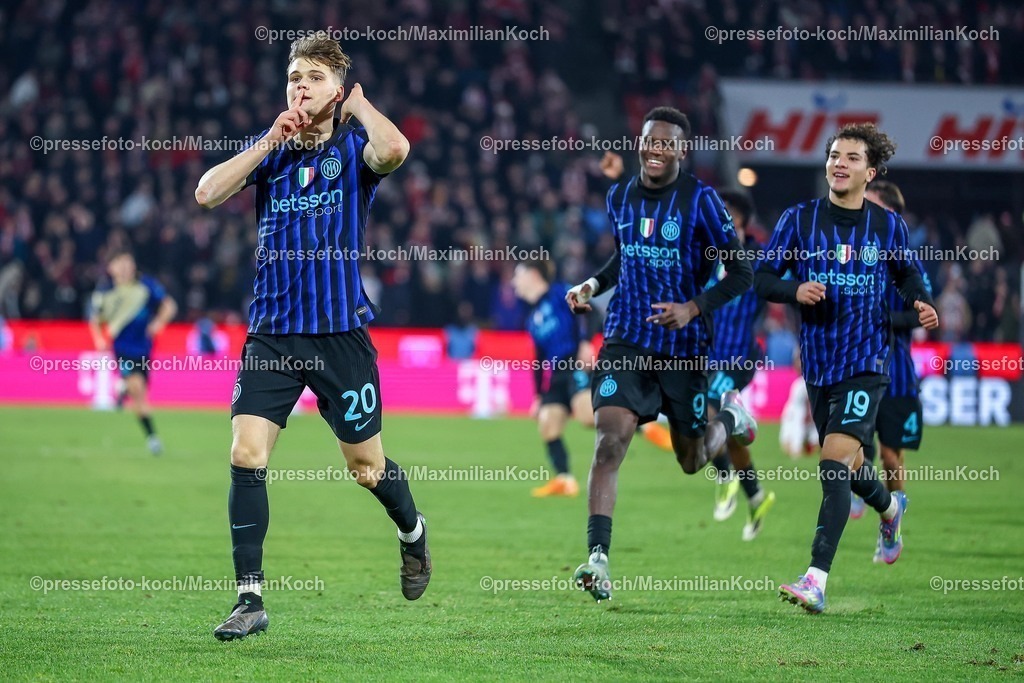 1FC04022601108 | 04.02.2026, Fußball, UEFA Youth League, U19 1. FC Köln - Inter Mailand, Sechzehntelfinale, RheinEnergie-STADION, Saison 2025 2026: Torjubel nach dem Tor zum 3:1 durch Torschütze Roberts Kukulis (FC Internazionale Milano #20)  zusammen mit Jamal Iddrissou (FC Internazionale Milano #09)  DFB regulations prohibit any use of photographs as image sequences and or quasi-video.