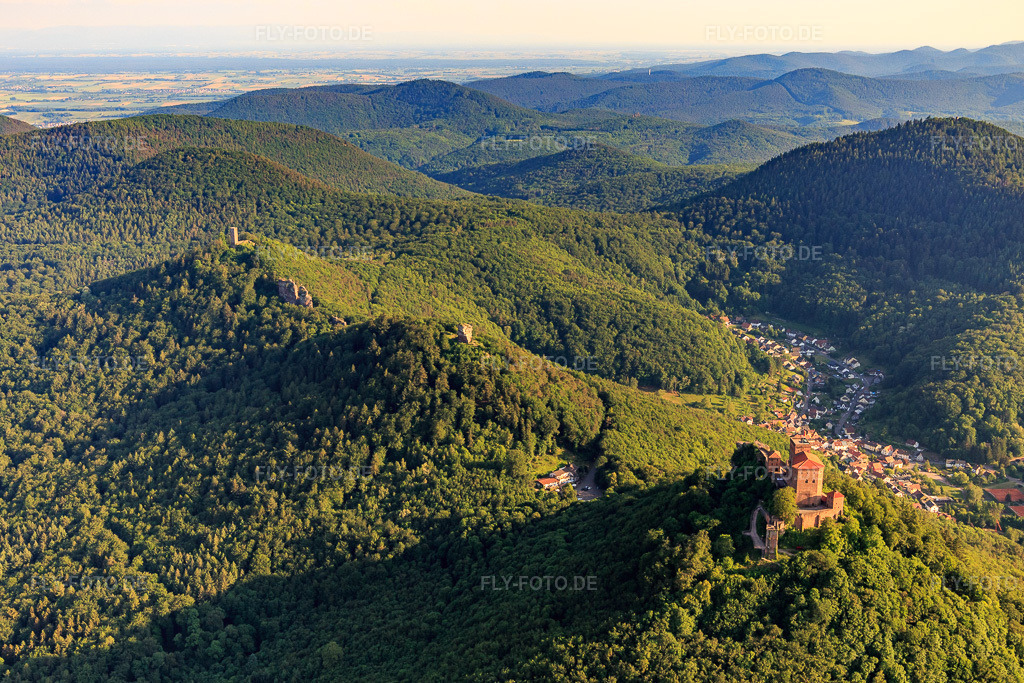Luftbild: Die 3 Burgen Trifels, Anebos und Münz in Annweiler am Trifels im Bundesland Rheinland-Pfalz in Deutschland. Foto: IMG_120746.jpg vom 21.05.2020 durch Werner Riehm/FLY-FOTO.de