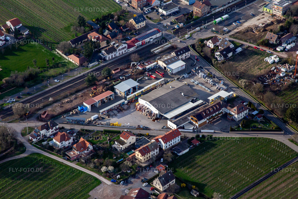 Luftbild: i&M SCHULTZ Bauzentrum in Kirrweiler im Bundesland Rheinland-Pfalz in Deutschland. Foto: IMG_139968.jpg vom 14.03.2024 durch Werner Riehm/FLY-FOTO.de