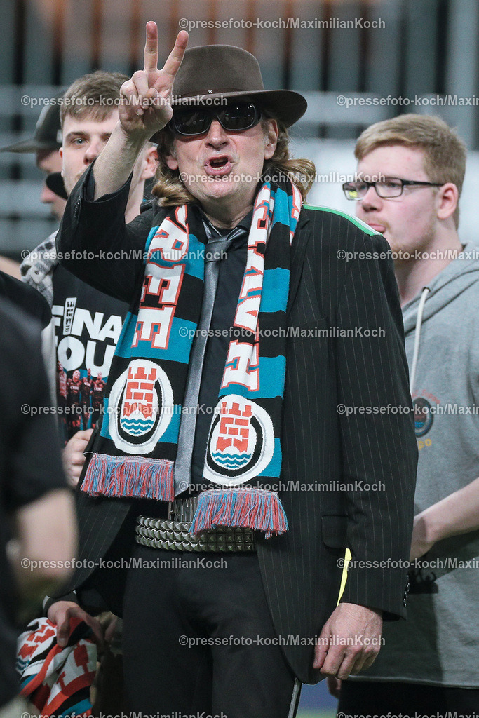 DueBL08042401025 | 08.04.2024, Düsseldorf, Fußball, Baller League, PSD Bank Dome, Final Four, Halbfinale Streets United - Eintracht Spandau:  Sänger Udo Lindenberg