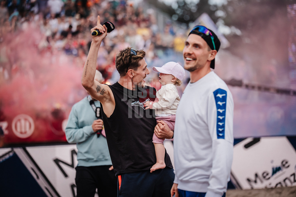 Beachvolleyball | Männer | Deutsche Meisterschaften 2025 Timmendorfer Strand | 05.09.2025 | v.l. Bennet Poniewaz und David Poniewaz werden verabschiedet Karriereende Verabschiedung