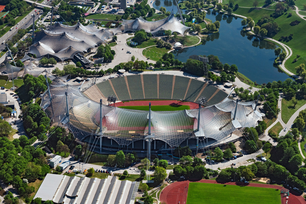 dr__0063820.jpg | MüNCHEN 29.04.2025 Dachkonstruktion Olympiadach des Olympiastadions an der Straße Spiridon-Louis-Ring in München im Bundesland Bayern. Das Olympia-Zeltdach überspannt hier die Olympiahalle im Olympiapark München. Das an Pylonen aufgehängten Seilnetz zählt zu den Wahrzeichen Münchens und steht unter Denkmalschutz. Weiterführende Informationen bei: Olympiapark München GmbH. // Sports facility grounds of the Olypmic stadium in Munich in the state Bavaria, Germany. Further information at: Olympiapark Muenchen GmbH. Foto: Daniel Reiter