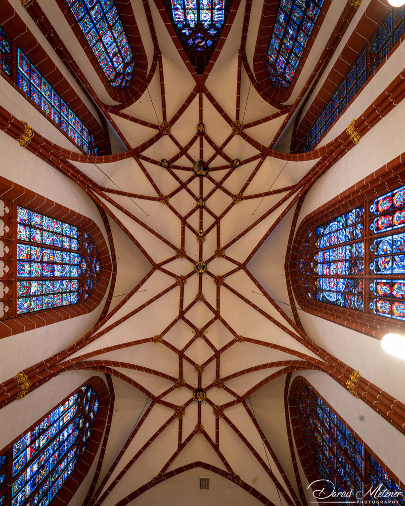 Katharinenkirche in Oppenheim | Die imposante Katharinenkirche in Oppenheim gilt als eine der bedeutendsten gotischen Kirchen am Rhein. Ihre Errichtung erfolgte in mehreren Bauabschnitten im 13., 14. und 15. Jahrhundert. Heute ist sie eine der schönsten Sehenswürdigkeiten in Rheinhessen.