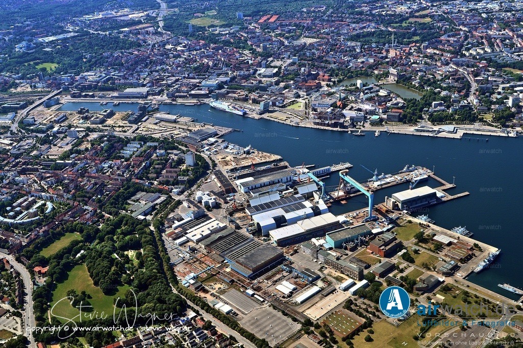 Luftbild Kiel Hafen - Die Geschichte der Kieler Werften | Die Geschichte der Kieler Werften ist untrennbar mit dem Aufstieg der Stadt zum bedeutendsten deutschen Marinestützpunkt und dem modernen Spezialschiffbau verbunden