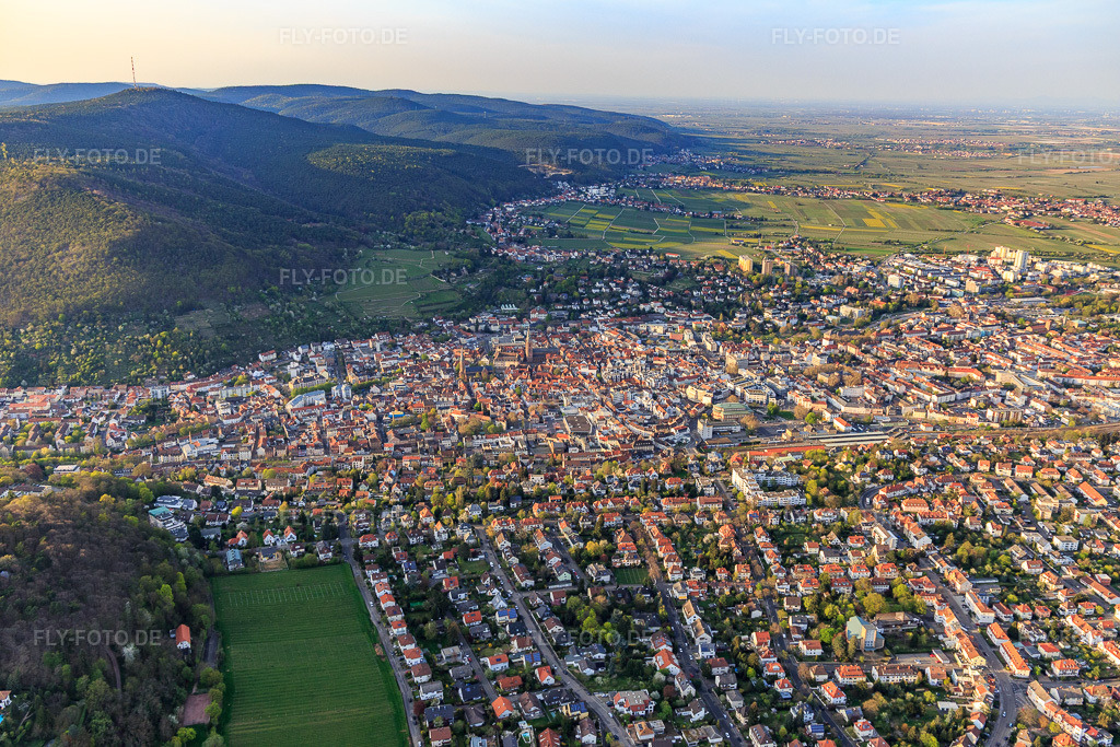 Luftbild: Stadtübersicht aus Süden in Neustadt an der Weinstraße im Bundesland Rheinland-Pfalz in Deutschland. Foto: IMG_106606.jpg vom 17.04.2018 durch Werner Riehm/FLY-FOTO.de