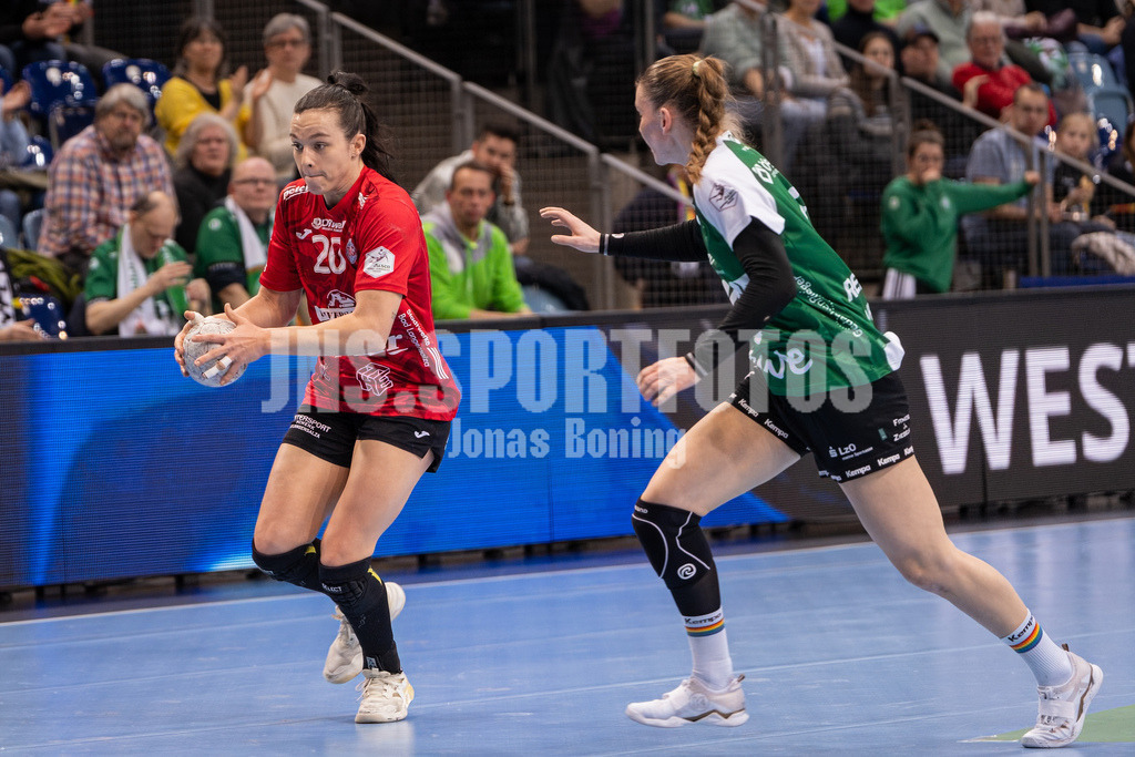 Handball I Frauen I Saison 2025-2026 I 1. HBF I 17. Spieltag I VFL Oldenburg - Thüringer HC I 0260 | Jana Scheib (20, Thüringer HC), Toni-Luisa Reinemann (4, VfL Oldenburg) - Realisiert mit Pictrs.com