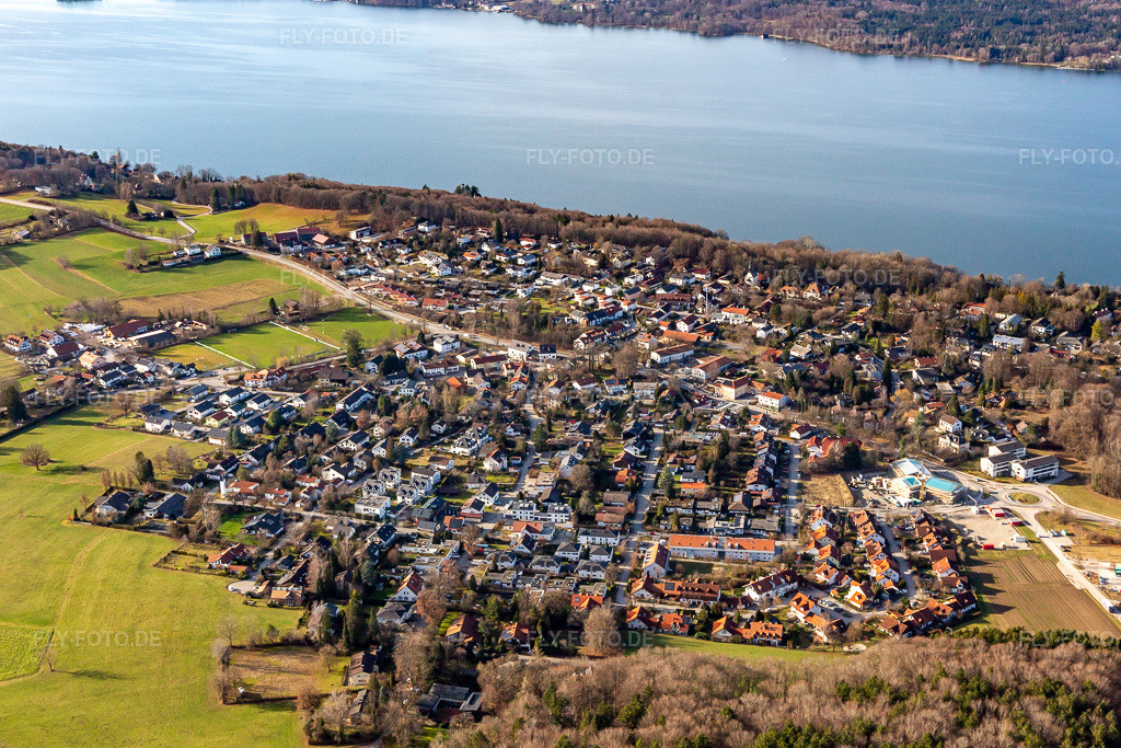Luftbild: Dorfübersicht von Osten am Ufer des Starnberger See in Berg im Bundesland Bayern in Deutschland. Foto: IMG_139536.jpg vom 27.12.2023 durch Werner Riehm/FLY-FOTO.de