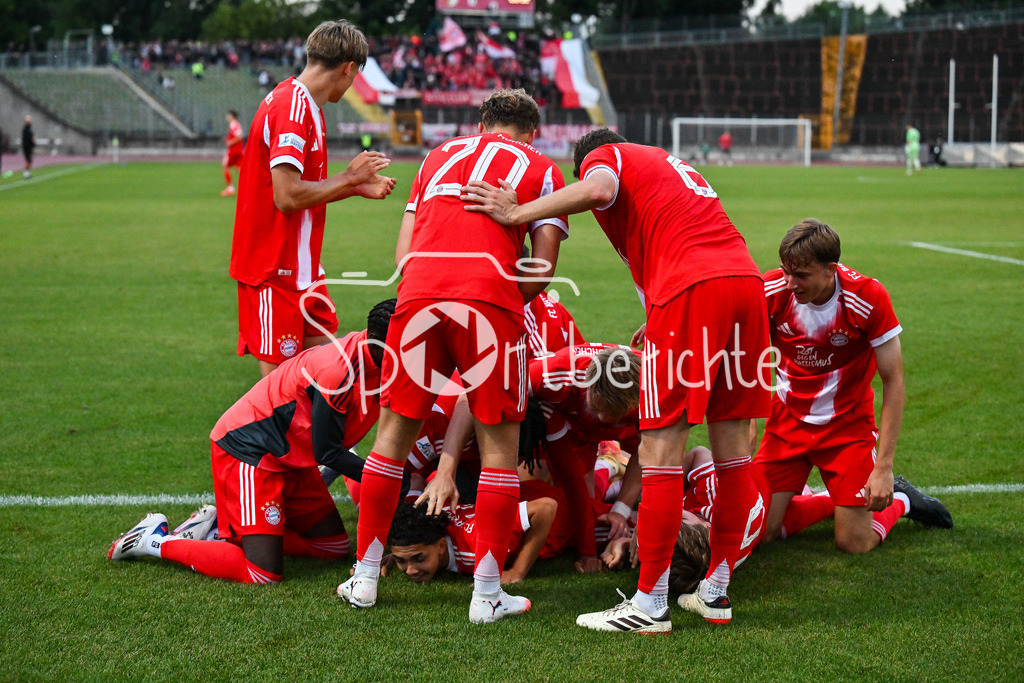 FC Augsburg II - FC Bayern Amateure | Grenzenloser Jubel der kleinen Bayern nach dem Siegtreffer zum 1-2 in der Nachspielzeit / Tor / Torschuetze / Freude / Happy / Regionalliga Bayern: FC Augsburg II - FC Bayern Muenchen II, Rosenaustadion am 25.07.2025 / Jussef NASRAWE (FC Bayern Muenchen II 13)