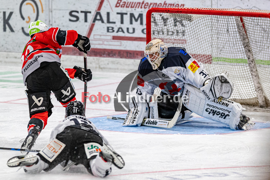 TSV Peißenberg Miners vs HC Landsberg Riverkings | Eishockey Bayernliga 2023/2024, TSV Peißenberg Miners vs HC Landsberg Riverkings,
Torschuss Sinan ONDÖRTOGLU (Miners 22),
2023-10-22 in Peißenberg (Eisstadion)
22 Sinan ONDÖRTOGLU (Miners 22), 33 Michael GÜßBACHER (HCL Goali 33), 11 Luka ULAMEC (HCL 11)
Copyright: WolfgangxLindner foto-lindner.de