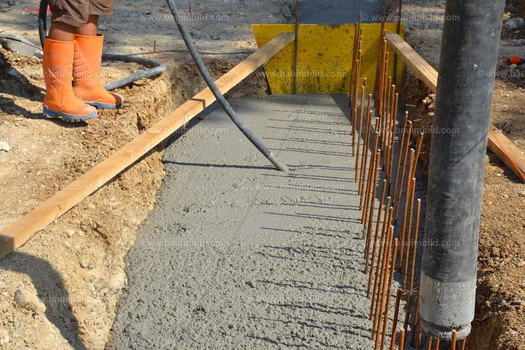 Fundamentbeton verdichten | Verdichtung Fundamentbeton mit Betonrüttelflasche