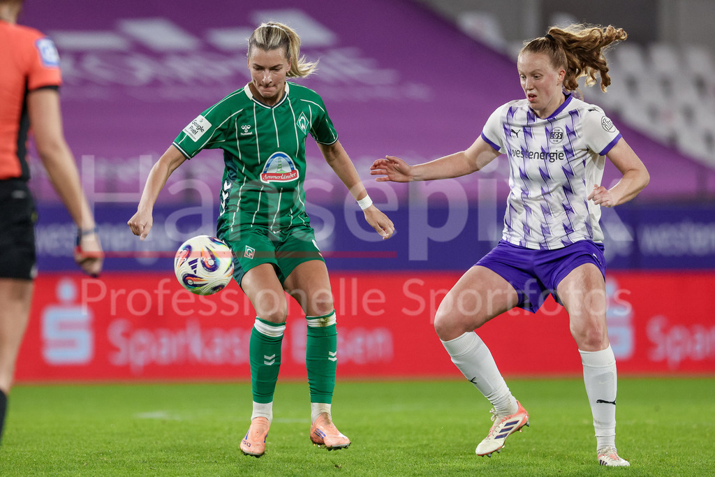Fussball, Google Pixel Frauen-Bundesliga, SGS Essen - SV Werder Bremen | v.li.: Medina Desic (SV Werder Bremen, 9) und Laura Pucks (SGS Essen, 15) im Zweikampf, Duell, Dynamik, Aktion, Action, Spielszene, DIE DFB-RICHTLINIEN UNTERSAGEN JEGLICHE NUTZUNG VON FOTOS ALS SEQUENZBILDER UND/ODER VIDEOÄHNLICHE FOTOSTRECKEN. DFB REGULATIONS PROHIBIT ANY USE OF PHOTOGRAPHS AS IMAGE SEQUENCES AND/OR QUASI-VIDEO.