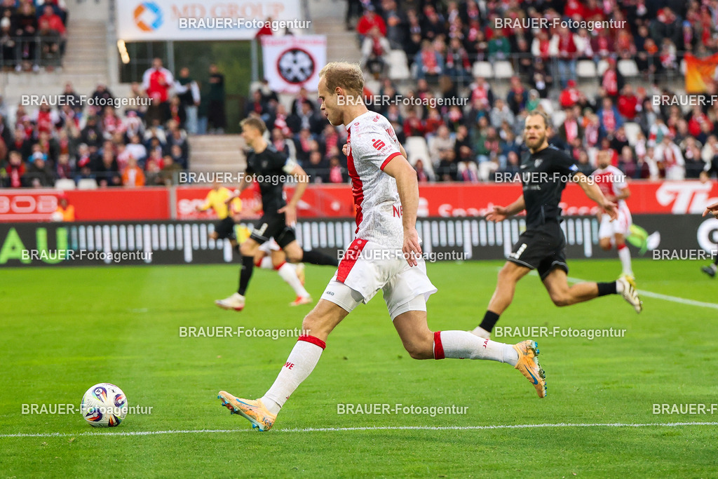 Rot-Weiss Essen - 1.Fc Schweinfurt | Essen, Deutschland, 02.11.2025 Lucas Brumme  (Rot-Weiss Essen) Einzelaktion während des 3.Liga Spiels zwischen  Rot-Weiss Essen und 1.Fc Schweinfurt am 02.11.2025 im Stadion an der Hafenstraße in Essen. (Foto von Timo Bluhmki-Schmidt/Brauer Fotoagentur