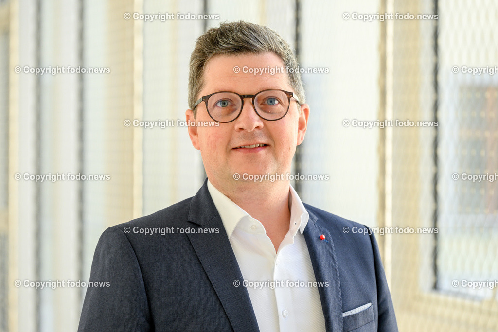 Pressekonferenz LR Michael Lindner (SP)_ Jugendschutz auf Hoehe der Zeit_ 12.04.2023-3 | 12.04.2023, Presseclub Linz, AUT, Pressekonferenz LR Michael Lindner (SP), Jugendschutz auf Hoehe der Zeit-Praesentation der Ergebnisse zur Beteiligung, im Bild LR Michael Lindner (SP)