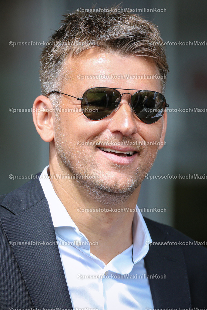 HanMX20052400009 | 20.05.2024, Hannover, Handball, Galopprennsport, Pferderennbahn Neue Bult, Recken-Renntag: 
Christian Prokop (Cheftrainer TSV Hannover-Burgdorf) in Elegantem Anzug zu Besuch beim Pferderennen