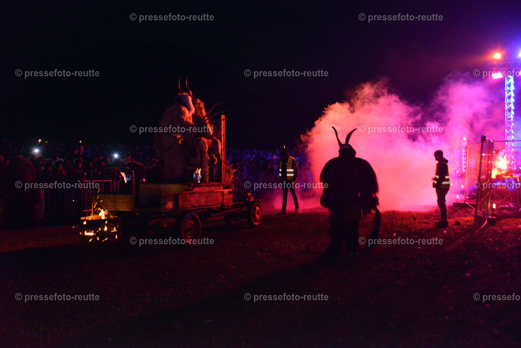 news-2022-Dez03-Krampusumzug-Reutte-WTV_5742 | Info aus dem Bezirk Reutte/Ausserfern Tirol sowie eine umfangreiche Bilddatenbank über die gesamte Region: Lechtal, Talkessel Reutte, Tannheimertal, Zwischentoren. Lech, Plansee, Zugspitze, Grenztunnel, B179, Fernpassstraße, Verkehr, Lawinen, Tradition, - Realisiert mit Pictrs.com