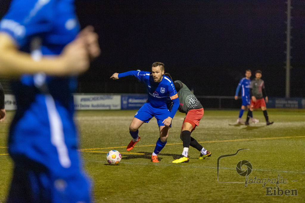 FC Rastede-FC Hude | Herren Bezirksliga; FC Rastede (blau)-FC Hude (grau) am 27.03.2024; in Rastede (Sportanlage Köttersweg), Photo: Philip Eiben 2024 - Realisiert mit Pictrs.com