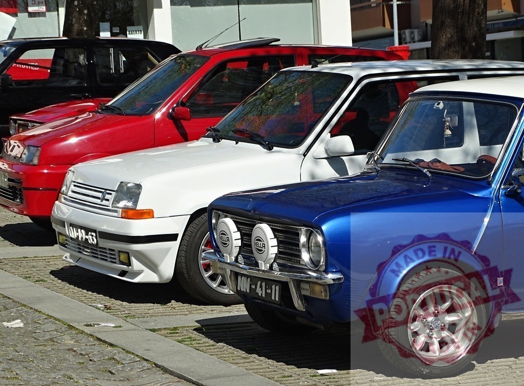 Vintage classic cars hatchback lineup parking outdoors | Line of diverse vintage classic cars, including a Mini Cooper and Renault 5, parked on a city street - Realisiert mit Pictrs.com