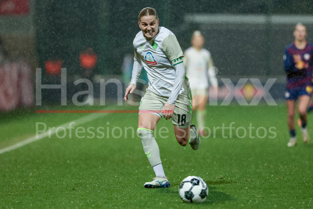 Fussball, DFB-Pokal Frauen, RB Leipzig - SV Werder Bremen | Lina Hausicke (SV Werder Bremen, 18) am Ball, Einzelbild, Ganzkörper, Aktion, Action, Spielszene, DIE DFB-RICHTLINIEN UNTERSAGEN JEGLICHE NUTZUNG VON FOTOS ALS SEQUENZBILDER UND/ODER VIDEOÄHNLICHE FOTOSTRECKEN. DFB REGULATIONS PROHIBIT ANY USE OF PHOTOGRAPHS AS IMAGE SEQUENCES AND/OR QUASI-VIDEO.