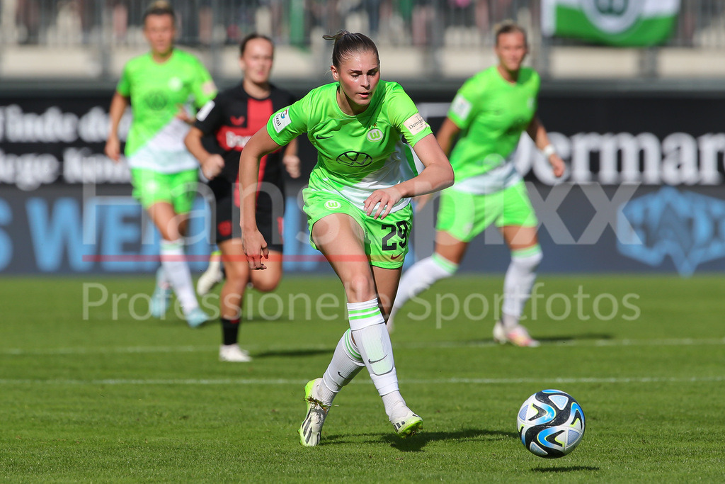 Fussball, Google Pixel Frauen-Bundesliga, VfL Wolfsburg - Bayer 04 Leverkusen | v.li.: Jule Brand (VfL Wolfsburg, 29) am Ball, Einzelbild, Ganzkörper, Aktion, Action, Spielszene, DIE DFB-RICHTLINIEN UNTERSAGEN JEGLICHE NUTZUNG VON FOTOS ALS SEQUENZBILDER UND/ODER VIDEOÄHNLICHE FOTOSTRECKEN. DFB REGULATIONS PROHIBIT ANY USE OF PHOTOGRAPHS AS IMAGE SEQUENCES AND/OR QUASI-VIDEO.