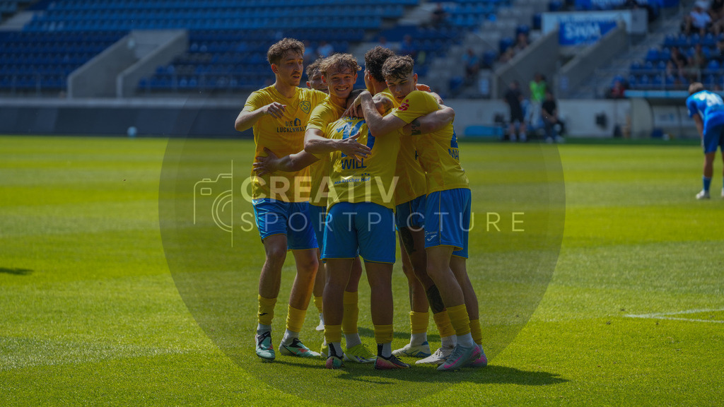Fußball, Herren, Saison 2025/2026, Regionalliga Nordost, 3. Spieltag, 1.FC Magdeburg II vs. FSV 63 Luckenwalde, Samstag 09.08.2025, Avnet Arena Magdeburg | Fußball, Herren, Saison 2025/2026, Regionalliga Nordost, 3. Spieltag, 1.FC Magdeburg II vs. FSV 63 Luckenwalde, Samstag 09.08.2025, Avnet Arena Magdeburg, Im Bild: Jubel beim FSV 63 Luckenwalde nach dem Führungstreffer - Realisiert mit Pictrs.com