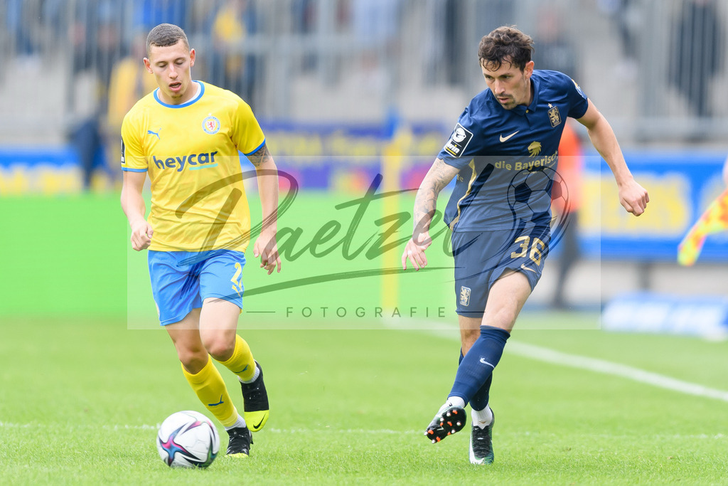 EBSTSV20210828_154 | Fussball, Herren: Jomaine Consbruch (Eintracht Braunschweig) und Phillipp Steinhart (TSV 1860 Muenchen) im Zweikampf beim Spiel der 3. Liga zwischen Eintracht Braunschweig und TSV 1860 Muenchen im Eintracht-Stadion am 28.08.2021 in Braunschweig, Deutschland.DFB / DFL REGULATIONS PROHIBIT ANY USE OF PHOTOGRAPHS AS IMAGE SEQUENCES AND/OR QUASI-VIDEO. - Realisiert mit Pictrs.com