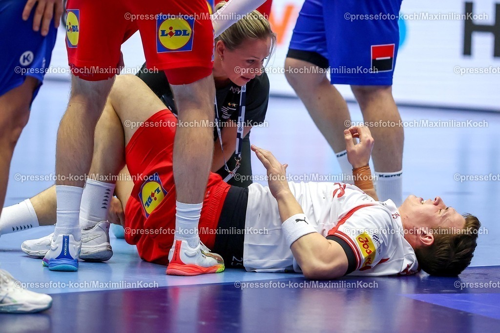 EHF18012602066 | 18.01.2026, Handball, Men's EHF EURO 2026, Dänemark - Rumänien, Jyske Bank Boxen in Herning, Dänemark, Preliminary Round:  Lukas Lindhard Jorgensen (Denmark #25) liegt verletzt und mit Schmerzen auf dem Boden und muss medizinisch versorgt werden. 