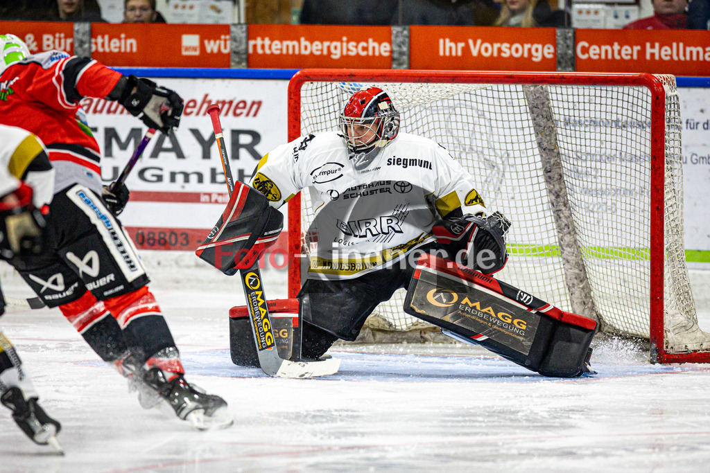 TSV Peißenberg MINERS gegen EHC Königsbrunn PINGUINE | Eishockey Bayernliga Herren Playoffs Viertelfinale 2024/25 - Spiel 4 von 7, TSV Peißenberg MINERS gegen EHC Königsbrunn PINGUINE, 20250216,Stefan VAJS (EHC Goalie 32) in Aktion,2025-02-16 in Peißenberg (Eisstadion Peißenberg)Stefan VAJS (EHC Goalie 32)Copyright: WolfgangxLindner foto-lindner.de