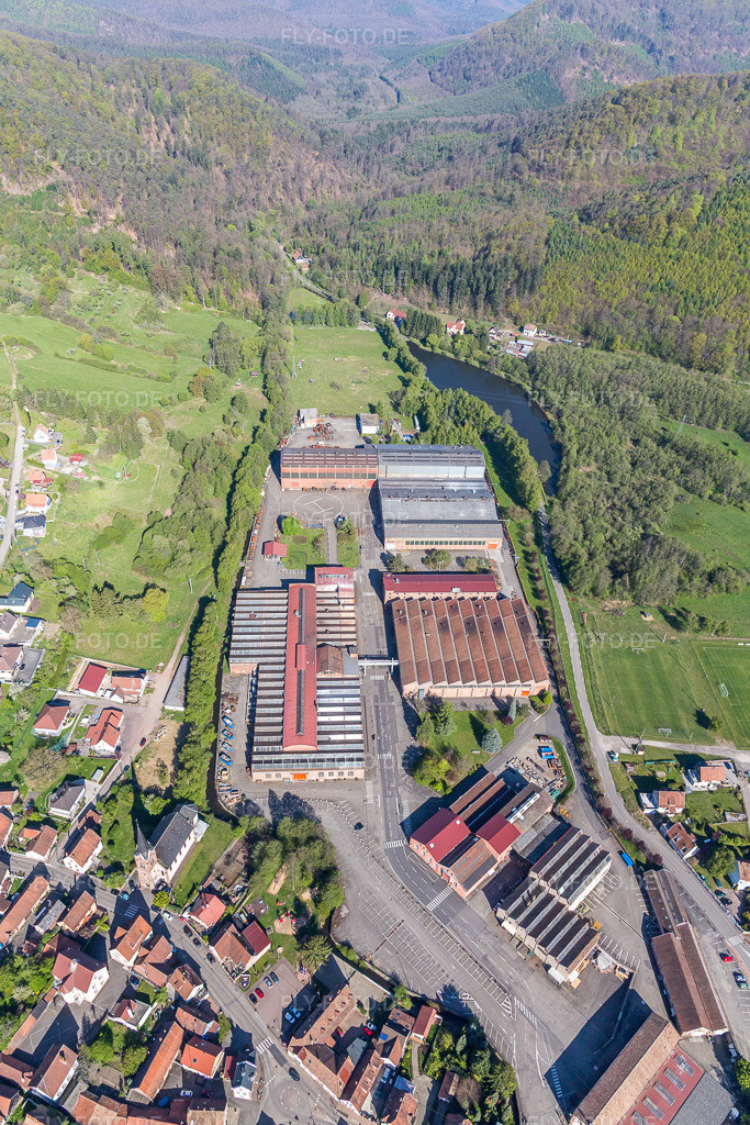 Luftbild: Werksgelände der De Dietrich Process Systems in Zinswiller im Bundesland Bas-Rhin in Frankreich. – Foto: IMG_099482.jpg vom 30.04.2017 durch Werner Riehm/FLY-FOTO.de – Auflösung des Originals: 3648 x 5472 px – De Dietrich Process Systems: Chemical Process Solutions and Services