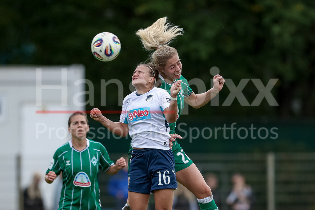 Fussball, Google Pixel Frauen-Bundesliga, SV Werder Bremen - TSG 1899 Hoffenheim | v.li.: Dominika Grabowska (TSG 1899 Hoffenheim, 16) und Sharon Beck (SV Werder Bremen, 27) im Kopfballduell, Kopfball, Zweikampf, Action, Aktion, Spielszene, DIE DFB-RICHTLINIEN UNTERSAGEN JEGLICHE NUTZUNG VON FOTOS ALS SEQUENZBILDER UND/ODER VIDEOÄHNLICHE FOTOSTRECKEN. DFB REGULATIONS PROHIBIT ANY USE OF PHOTOGRAPHS AS IMAGE SEQUENCES AND/OR QUASI-VIDEO.