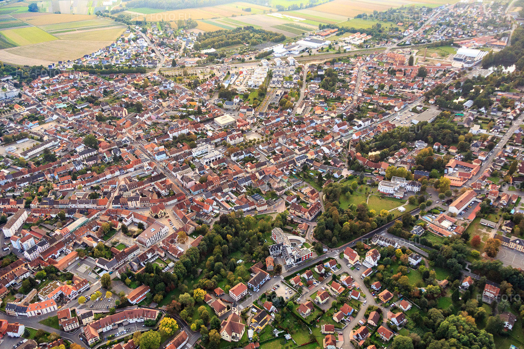 Vue aérienne: Vue de la ville depuis le nord-est à Bischwiller dans le département Bas Rhin, France.Photo: IMG_074305.jpg prise le 04/10/2014 par Werner Riehm/FLY-FOTO.euRésolution de l'original: 5251 x 3501 px