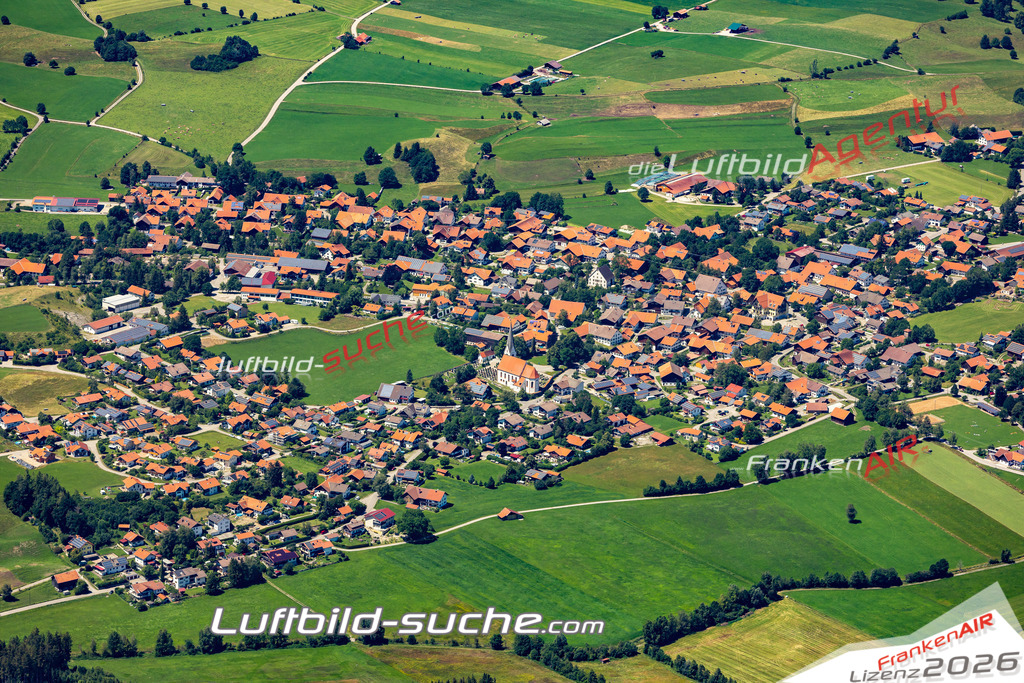 Aktuelles Luftbild von  Burggen - Die Luftaufnahme wurde 2022 mittels UL-Flugzeug erstellt ( keine Drohne ) - hochauflösende Kamera-Systeme von  Canon -Beste Qualität - Für grossformatige Ausdrucke geeignet. Die Geschenkidee !