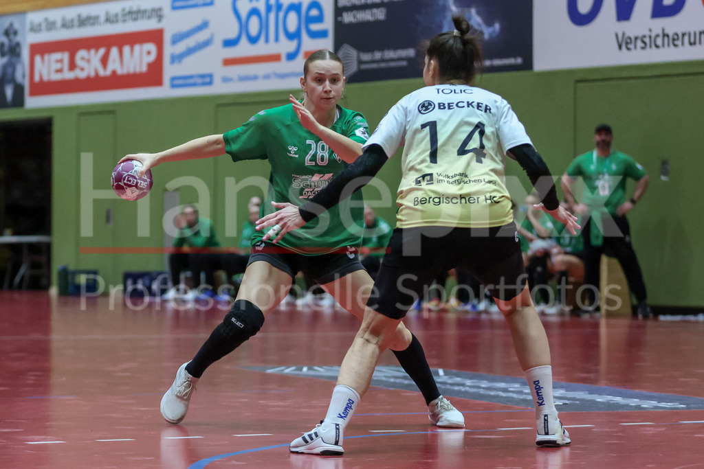Handball, 2. Bundesliga Frauen, SV Werder Bremen - Bergischer HC | v.li.: Leni Ruwe (SV Werder Bremen, 28) und Vesna Tolic (Bergischer HC, 14) im Zweikampf, Duell, Spielszene, Aktion, Action