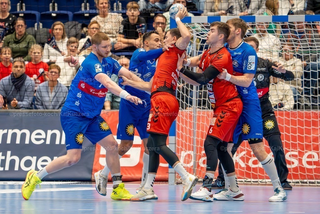 KKU15122401006 | 15.12.2024, xkkux, Handball, 2. HBL, Bergischer HC - VfL Lübeck-Schwartau, Mitsubishi Electric HALLE Düsseldorf, Saison 2024 2025: Janik Schrader (VfL Luebeck-Schwartau, 23)  und Rasmus Willette Houmöller ( VFL Lübeck-Schwartau 6)  gegen Johannes Wasielewski (BHC #77), Belal Ibrahim Massoud (BHC #20) und Aron Seesing (BHC #49)