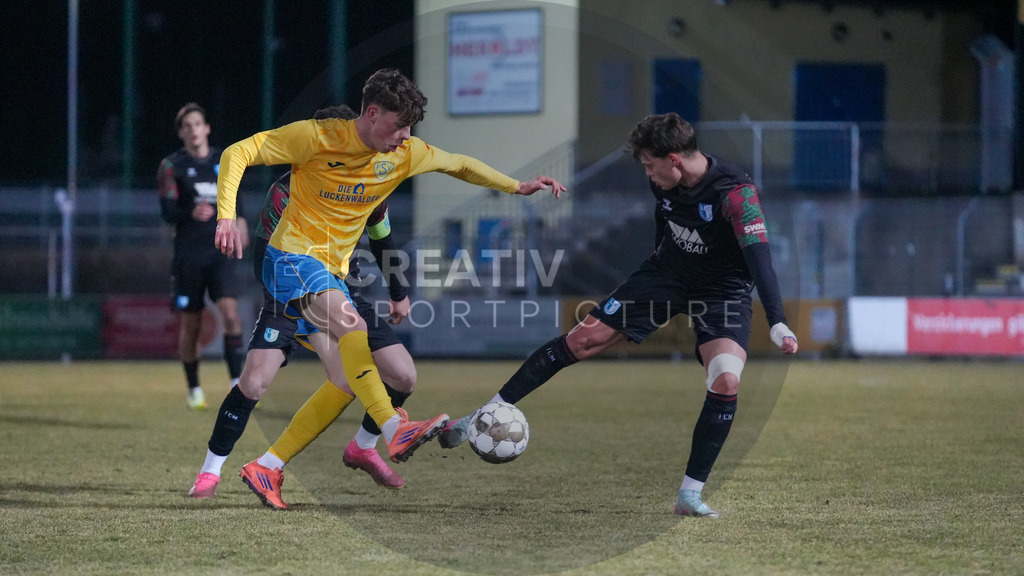 Fußball, Herren, Saison 2025/2026, Regionalliga Nordost, 20. Spieltag, FSV 63 Luckenwalde vs. 1.FC Magdeburg II, Mittwoch 04.03.2026, Werner-Seelenbinder-Stadion Luckenwalde, | Fußball, Herren, Saison 2025/2026, Regionalliga Nordost, 20. Spieltag, FSV 63 Luckenwalde vs. 1.FC Magdeburg II, Mittwoch 04.03.2026, Werner-Seelenbinder-Stadion Luckenwalde, Im Bild: Tim Maciejewski (l. Luckenwalde) und Marvin Pohl (r. Magdeburg) - Realisiert mit Pictrs.com