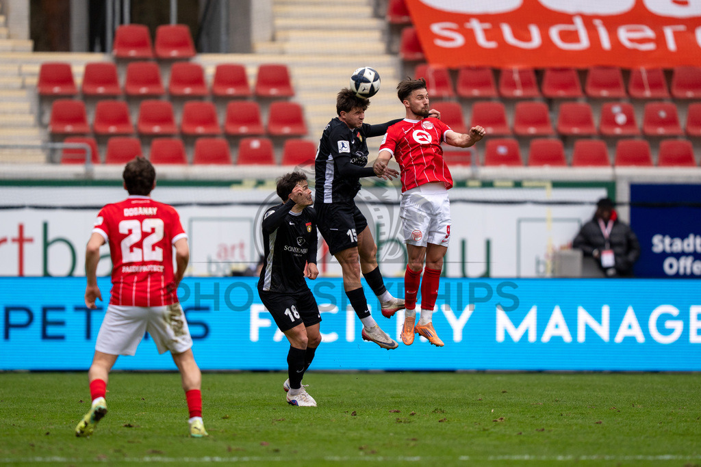 Kickers Offenbach vs. SG Sonnenhof Grossaspach, Fussball, Regionalliga Suedwest, 24. Spieltag, 14.03.2026 | Antonis Aidonis (SG Sonnenhof Großaspach, #15) gewinnt ein Kopfballduell gegen Valdrin Mustafa (Kickers Offenbach, #09),Kickers Offenbach vs. SG Sonnenhof Grossaspach, Fussball, Regionalliga Suedwest, 24. Spieltag, 14.03.2026Foto: photosbyphips/Philip Ziegler
