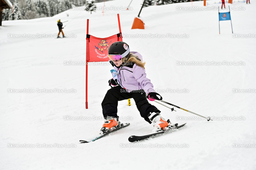 SRF_20.02.2026_0863 | Skirennfotos,Serfaus,Fiss,Ladis,Kinderskirennen,Winter,Tirol,Oberland,skirace,SFL,feelfree,weil wir's genießen,ski,Ski,skifahren,Sonnenplateau, - Realisiert mit Pictrs.com