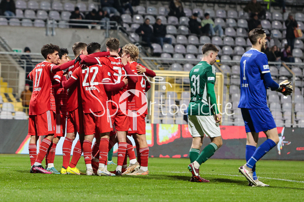 FC Bayern Amateure - 1. FC Schweinfurt | Die Bayern freuen sich ueber den Treffer zum 1-0 druch Timo KERN (FCB #10) / Elfmeter