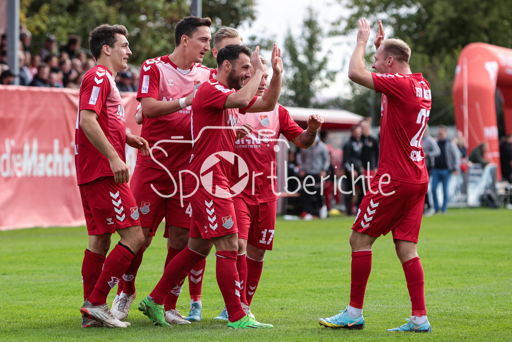TSV Aubstadt - FC Bayern Amateure | Jubel der Hausherren nach dem Treffer zum 2-0 durch Timo Pitter (TSV #10)