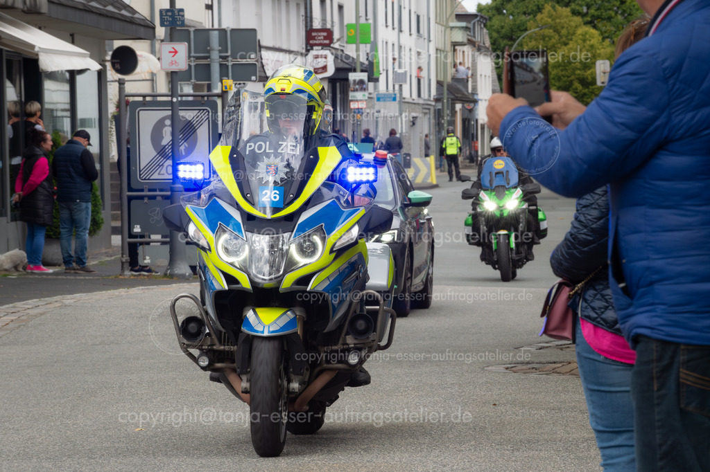 Polizei Motorrad Deutschlandtour | Brilon, Nordrhein-Westfalen, Deutschland – 23. August 2025: Die Lidl Deutschlandtour erreicht die Stadt. Polizeimotorrad kontrolliert im Vorfeld die freie Strecke. 