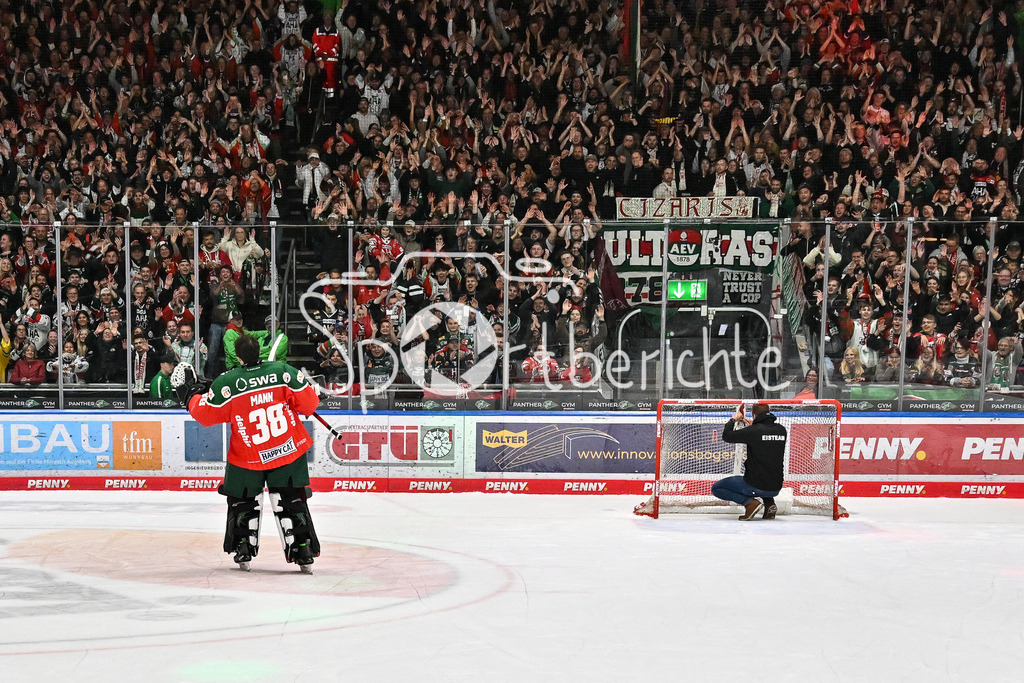 Augsburger Panther - Kölner Haie | die Augsburger Panther feiern zusammen mit den Fans den Heimsieg gegen die Kolner Haie / Strauss MANN (Augsburger Panther #38) / DEL: Augsburger Panther - Kölner Haie, Curt Frenzel Stadion am 29.09.2024