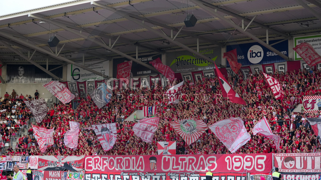 Fußball, Herren, Saison 2025/2026, Regionalliga Nordost, 1. Spieltag, FC Rot-Weiß Erfurt vs. FSV 63 Luckenwalde, Freitag 25.07.2025, Steigerwaldstadion Erfurt, | Fußball, Herren, Saison 2025/2026, Regionalliga Nordost, 1. Spieltag, FC Rot-Weiß Erfurt vs. FSV 63 Luckenwalde, Freitag 25.07.2025, Steigerwaldstadion Erfurt, Im Bild: Blick auf die Fankurve des FC Rot-Weiß Erfurt im Steigerwaldstadion - Realisiert mit Pictrs.com