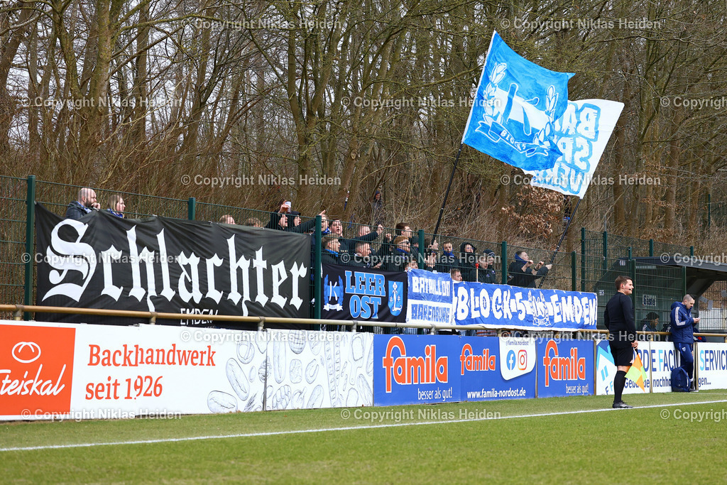 NH_HolsteinKielU23_KickersEmden_RegionalligaNord_16032025 | Fans von Kickers Emden im Citti-Fußball-Park.Fußball I Herren I Regionalliga Nord I Saison 2024-2025 I 26. Spieltag I Holstein Kiel U23 - Kickers Emden I 16.03.2025 I Citti-Fußball-Park