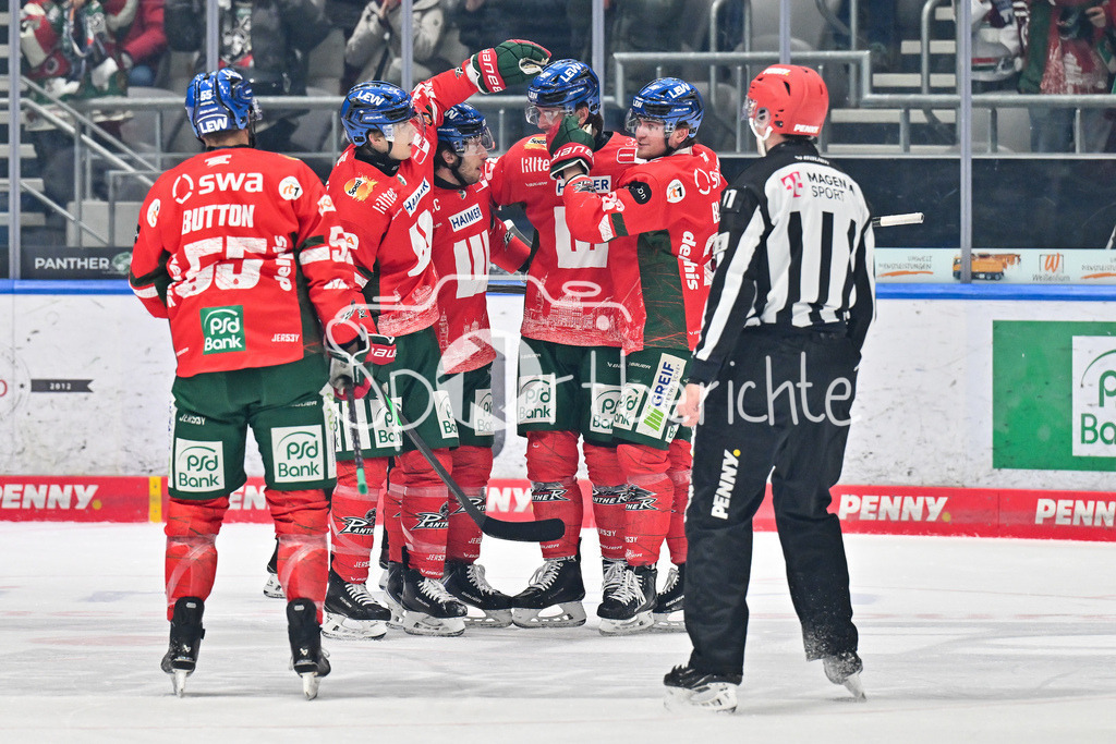 Augsburger Panther - Schwenninger Wild Wings | AUGSBURG, GERMANY - 02. JANUARY: Jubel der Panther nach dem Treffer zum 4-0 durch Thomas SCHEMITSCH (Augsburger Panther 62) / Tor / Torschuetze / Freude / Happy während dem Match zwischen den Augsburger Panthern und den Schwenninger Wild Wings am 35. Spieltag der Penny DEL im Curt Frenzel Stadion
