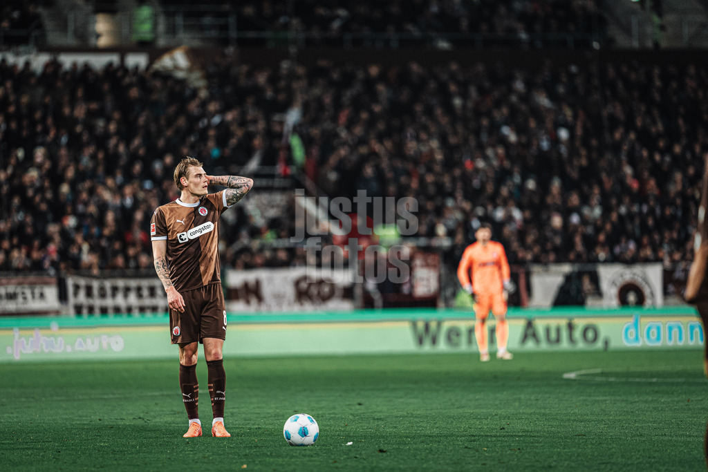 Fußball | Männer | Saison 2024/2025  | Fußball-Bundesliga | 26. Spieltag | FC St. Pauli vs. TSG Hoffenheim | 14.03.2025 | Eric Smith (#8, FC St. Pauli) vor dem Freistoß