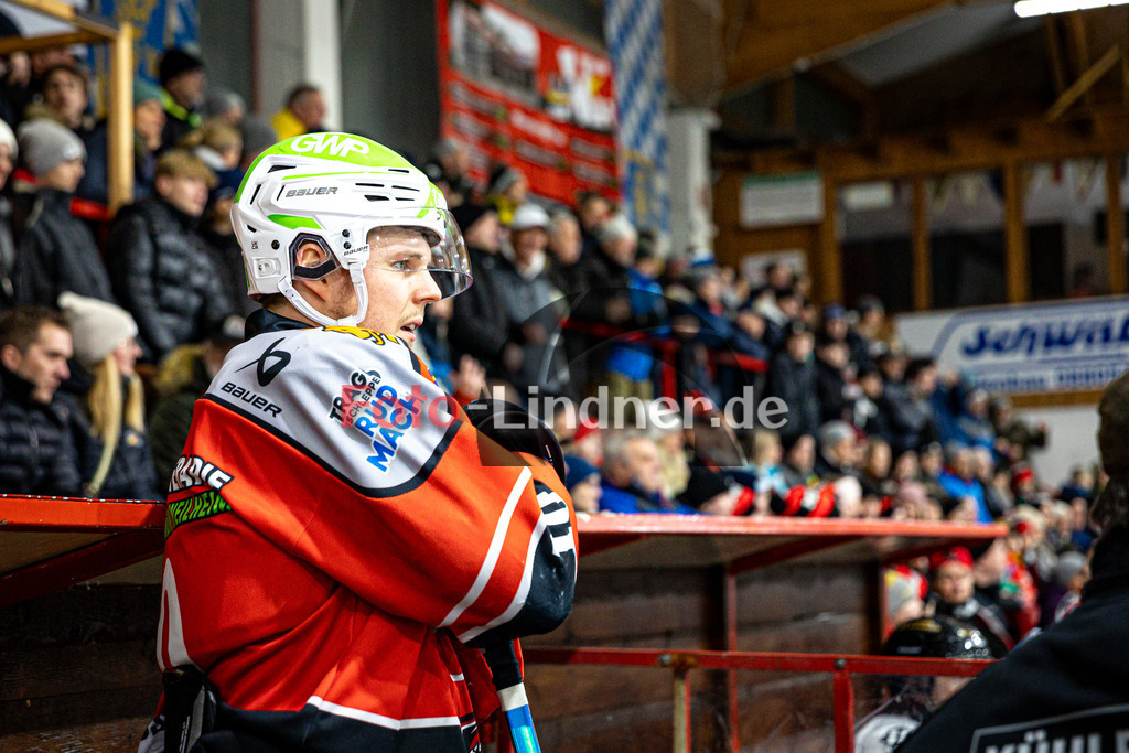 TSV Peißenberg MINERS gegen EHC Königsbrunn PINGUINE | Eishockey Bayernliga Herren Playoffs Viertelfinale 2024/25 - Spiel 4 von 7, TSV Peißenberg MINERS gegen EHC Königsbrunn PINGUINE, 20250216,Florian HÖFLER (MINERS 10) auf der Strafbank, Zuschauer im Hintergrund,2025-02-16 in Peißenberg (Eisstadion Peißenberg)Florian HÖFLER (MINERS 10)Copyright: WolfgangxLindner foto-lindner.de