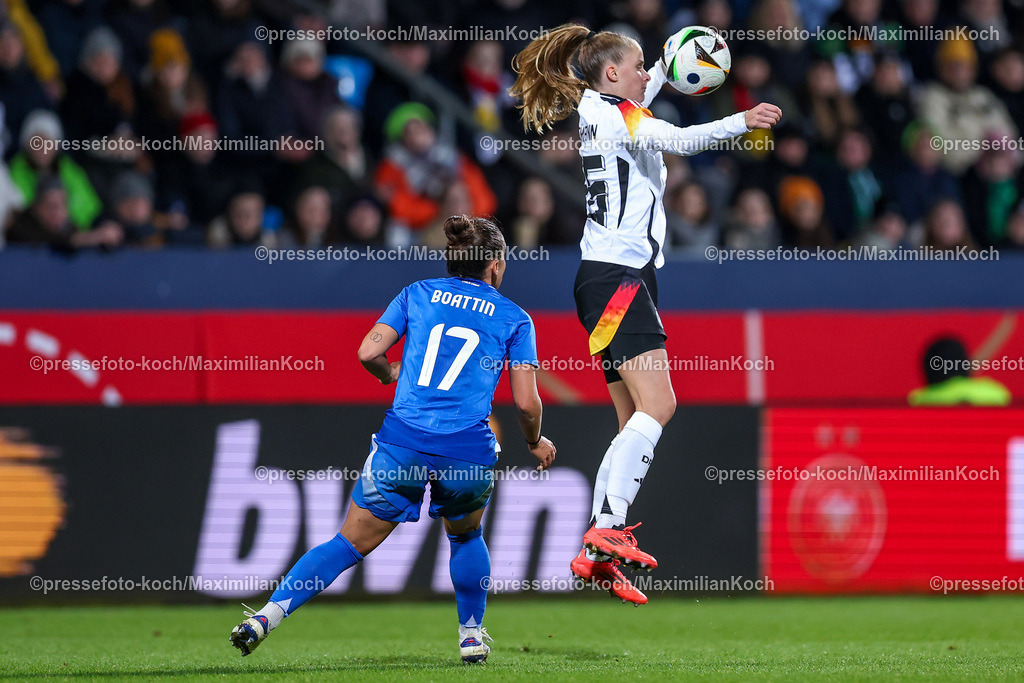 DFB0212240114202265 | 02.12.2024, Fußball Länderspiel Frauen, Deutschland - Italien, Vonovia-Ruhrstadion Bochum, Saison 2024 2025: Lisa Boattin (ITA #17) gegen Vivien Endemann (GER #26)DFB regulations prohibit any use of photographs as image sequences and or quasi-video.